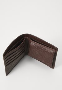 Portefeuille en cuir marron avec un design texturé. Comprend plusieurs fentes pour cartes et un support d'identité transparent. L'intérieur est doublé d'une couleur sombre.