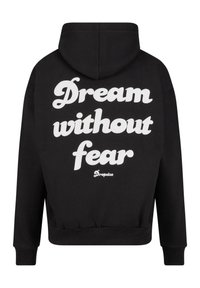 Hoodie noir en coton, doté d'une poche kangourou à l'avant, avec le texte blanc "Rêve sans peur" et le nom de la marque à l'arrière.