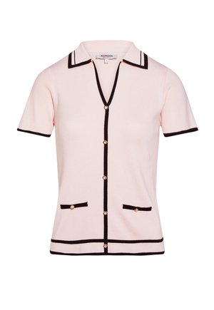 Lichtroze korte mouw vest met zwarte bies, parelknopen aan de voorkant, op de kraag, mouwen, zoom en twee kleine voorzakken.