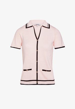 Lichtroze korte mouw vest met zwarte bies, parelknopen aan de voorkant, op de kraag, mouwen, zoom en twee kleine voorzakken.