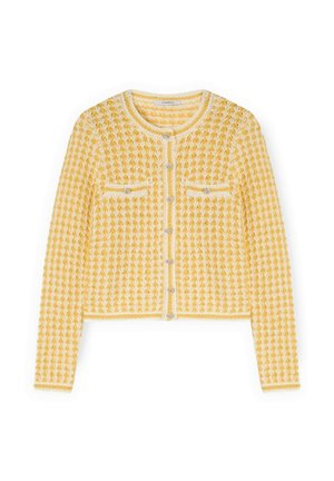 Gele en witte gebreide cardigan met textuur, lange mouwen, ronde hals, knoopsluiting aan de voorkant en twee knoopzakken op de borst.