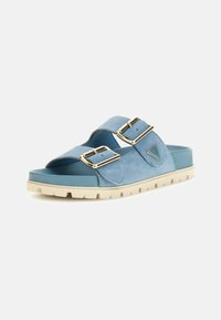 Sandali slide blu in suede con due fibbie dorate regolabili, dotati di una suola bianca spessa con trazione testurizzata. Dettaglio del logo triangolare presente.