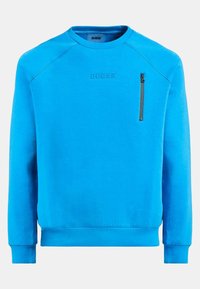 Sudadera azul con cuello redondo, mangas largas y un bolsillo en el pecho con cremallera. Presenta un logotipo texturizado y un ribete acanalado en el dobladillo y los puños.