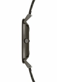Schwarze Armbanduhr mit rechteckigem Gehäuse, glatter Oberfläche und strukturiertem, gewebtem Armband. Mit silberfarbenen Beschlägen und einer runden Krone.