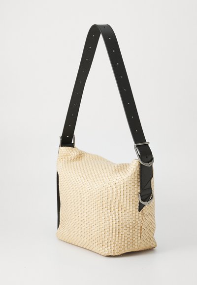 Borsa intrecciata beige con una finitura testurizzata, dotata di una tracolla nera regolabile e dettagli in hardware argentato. Forma rettangolare compatta.