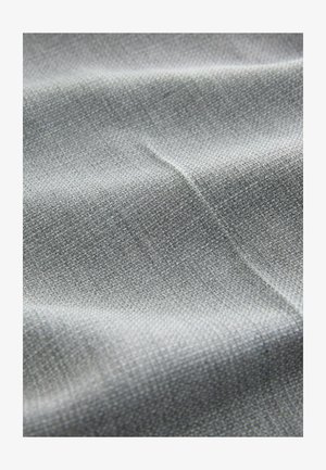 Teksturowana szara tkanina z tkanym wzorem, z subtelnymi smugami i delikatnym połyskiem. Materiał wydaje się gładki i lekki.
