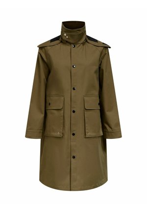 Dlouhý plášť do deště v olivově zelené barvě s vysokým límcem, černými patentkami, ramenními klapkami a dvěma předními kapsami s klopami uzavíratelnými na knoflíky.
