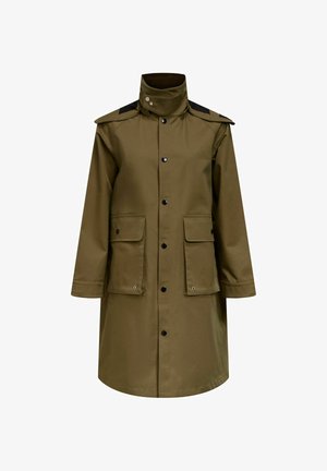 Olivo zelena dolga dežna plašč s visokim ovratnikom, črnimi ježki na sponkah, ramenskimi trakovi in dvema sprednjima žepoma s pokrovčkom in zapenjanjem na gumb.