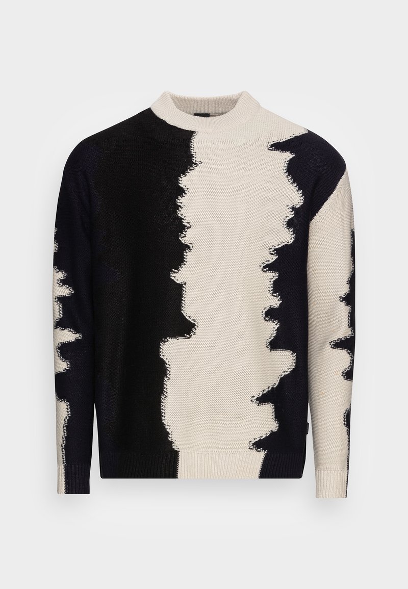 Jersey de punto con un alto cuello, un atrevido patrón abstracto en blanco y negro, tejido texturizado y puños y dobladillo acanalados.