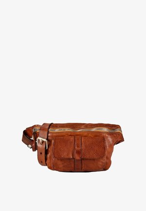 Bolsa de cintura de cuero marrón con bolsillo frontal con solapa, cierre de cremallera y correa de cinturón ajustable con hebilla metálica.