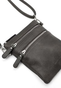 Szara torebka crossbody z teksturowanej skóry z dwoma zamykanymi na zamek przegrodami, wyposażona w srebrną hardware i pojedynczy regulowany pasek.