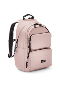 Zaino in tessuto rosa con spallacci imbottiti, doppie tasche anteriori con zip e maniglia di trasporto superiore. Presenta un'etichetta con logo sulla parte anteriore.
