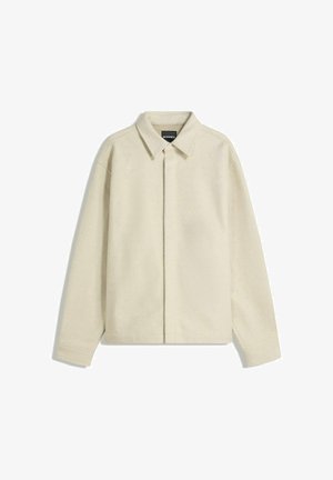 Beige Hemdjacke aus weichem Stoff, mit einem kragenartigen Hals, Knopfverschluss und entspannter Passform mit schmal zulaufenden Ärmeln.