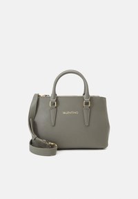 Szara torebka o strukturalnym kształcie z gładką fakturą, z akcentami w kolorze złotym, dwoma uchwytami i odpinanym paskiem na ramię. Logo umieszczone z przodu.