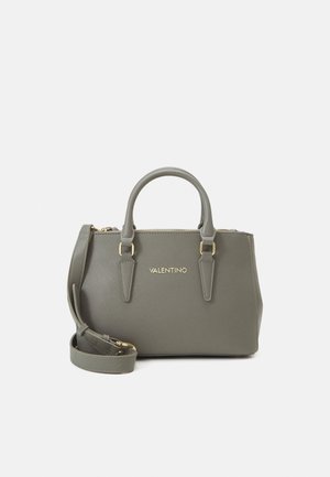 Borsa strutturata grigia con una texture liscia, dettagli in metallo dorato, due manici e una tracolla removibile. Logo visibile sul davanti.