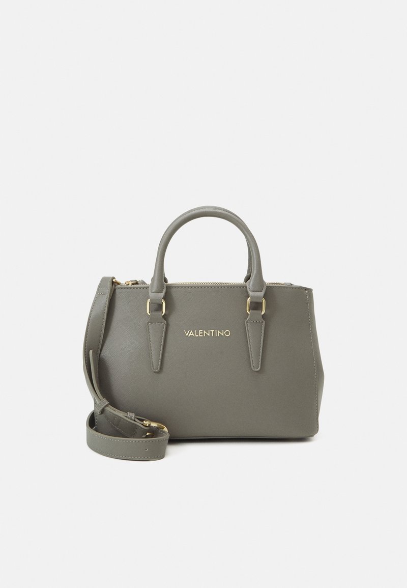 Szara torebka o strukturalnym kształcie z gładką fakturą, z akcentami w kolorze złotym, dwoma uchwytami i odpinanym paskiem na ramię. Logo umieszczone z przodu.