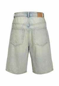 Svetlo modre jeans kratke hlače s ravnim krojem, dvema zadnjima žepoma in rjavim usnjenim logotipom na pasu.