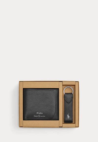 Sort læder Polo Ralph Lauren pung og matchende nøglering med metalring i en brun gaveæske på en hvid baggrund.