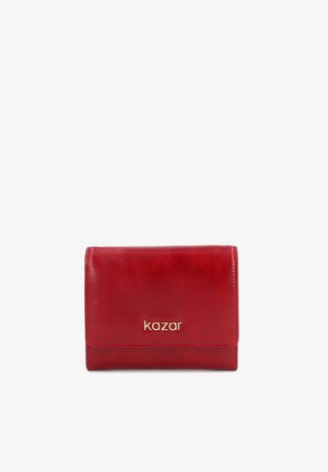 Rødt læderpung med guld "kazar" logo centralt placeret på forklappen, lukket og vist mod en hvid baggrund.