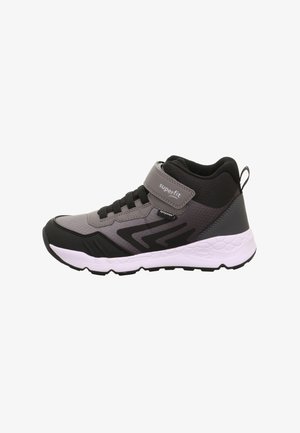 Černé a šedé sportovní boty s texturovaným svrškem, gumovou podrážkou, nastavitelným suchým zipem a výrazným cikcak vzorem na boku.