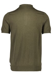 T-shirt med kort ärm i olivgrönt, tillverkad av mjukt trikåtyg. Har en ribbad krage och nederkant, med en enkel design utan synliga logotyper.