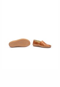 Zapatos de cuero de slip-on en marrón con borde cosido, puntera redonda y suela de goma texturizada que presenta el logo de la marca. Acabado suave, diseño casual.
