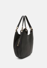 Svart läder axelväska med en slät yta, med detaljer i guld, ett blixtlåsfack och två robusta handtag.