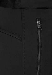 Musta urheiluhousut, joissa on sivuvedettävä tasku, sileä elastinen vyötärönauha ja optimaalinen istuvuus, jossa on hienovaraisia ompeluyksityiskohtia.