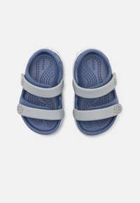 Modré a šedé sandály s dvěma nastavovacími popruhy, texturovanou stélkou a bílou podešví. Vyrobeny z lehkého materiálu, s logem značky.