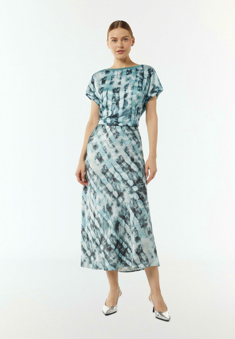 Blaue und graue Batik-Kleid mit kurzen Ärmeln, lockerem Schnitt und einem langen, fließenden Rock. Verfügt über eine glatte Stofftextur und ein dezentes Muster.