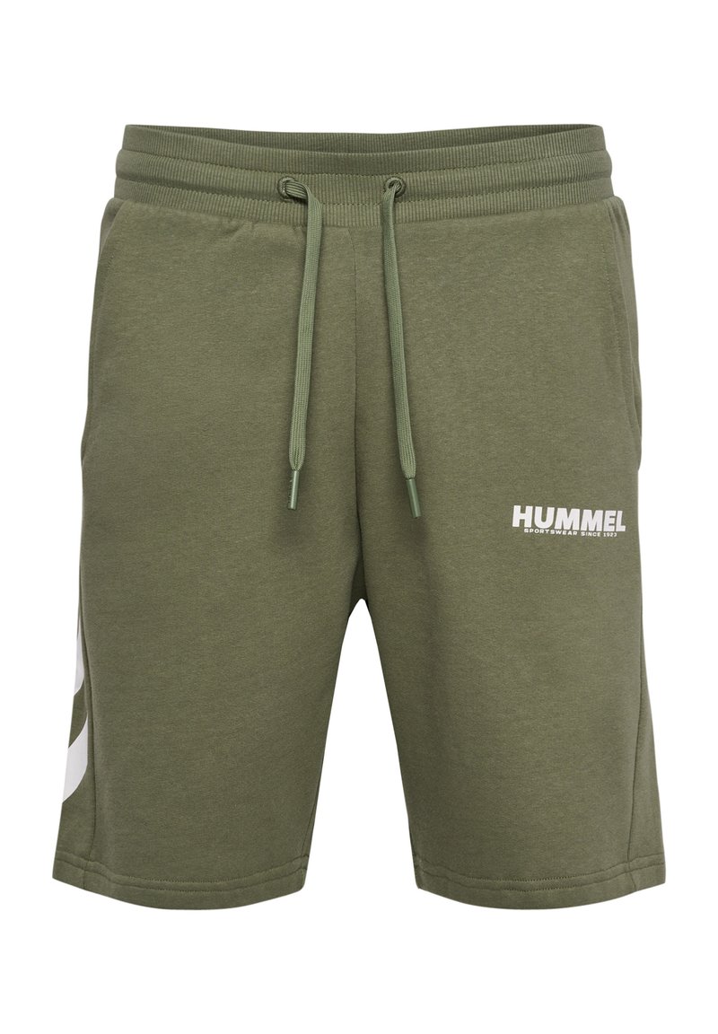 Pantalones cortos verde oliva hechos de un tejido suave, con una cintura elástica y cordones, y un logo blanco, acentuados por un patrón lateral.