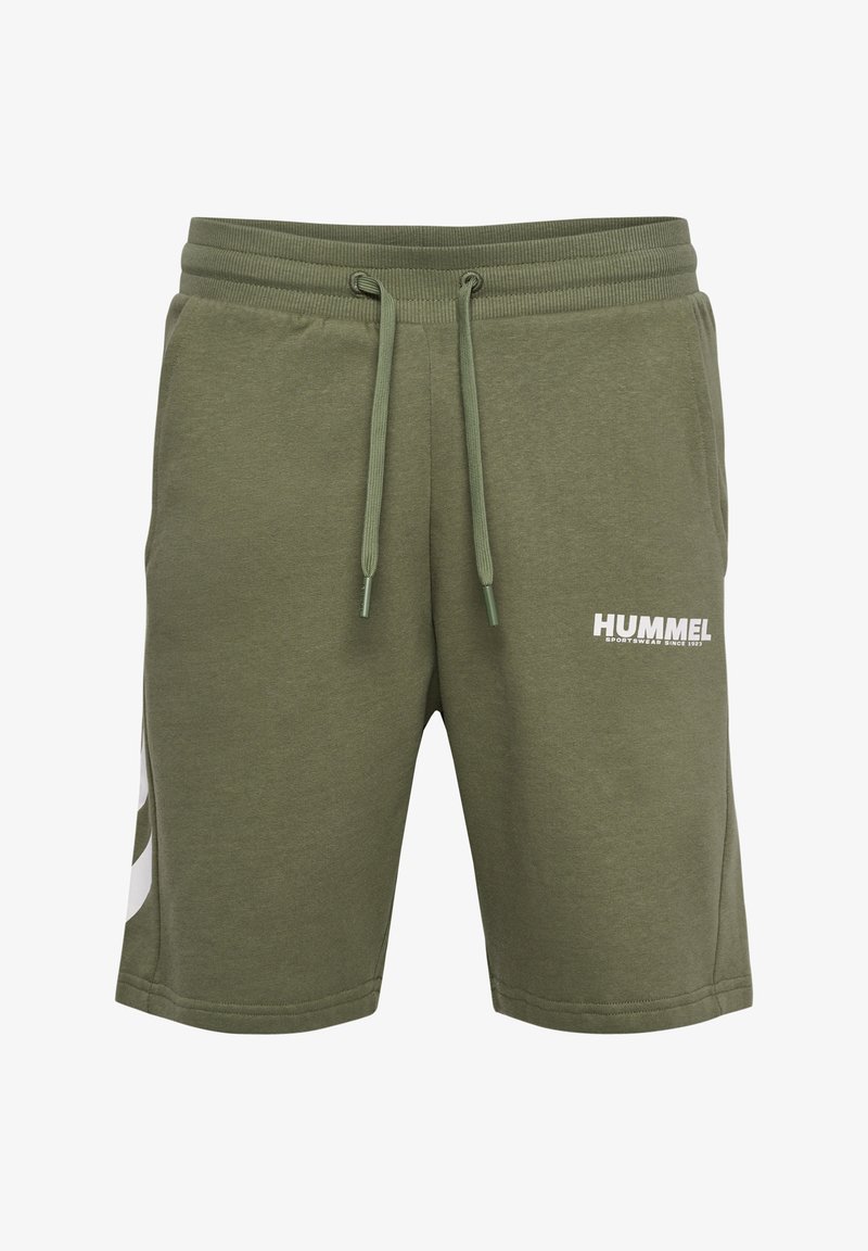 Pantalones cortos verde oliva hechos de un tejido suave, con una cintura elástica y cordones, y un logo blanco, acentuados por un patrón lateral.