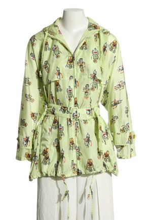 Veste à capuche vert clair avec ceinture et illustrations ludiques de robots, exposée sur un buste de mannequin blanc.