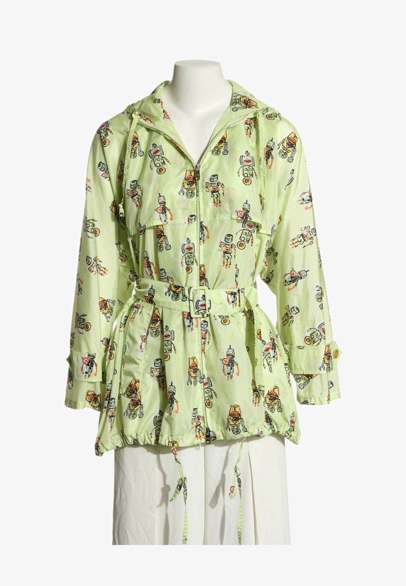 Veste à capuche vert clair avec ceinture et illustrations ludiques de robots, exposée sur un buste de mannequin blanc.