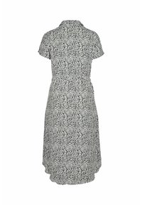 Robe blanche à manches courtes avec un motif de points noirs irréguliers, une ceinture à la taille et un col, vue de dos.