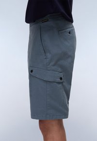 Bermudas grises de carga hechas de material ligero, con un bolsillo lateral con cierre a presión y bolsillos frontales estándar. Textura lisa, hasta la rodilla.