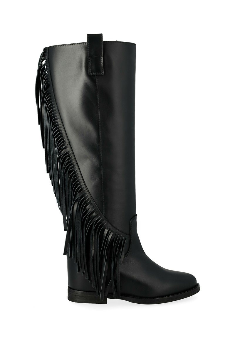 Botte en cuir noir montante, avec une finition lisse, présentant des détails de franges longues sur le côté extérieur et un petit talon empilé.