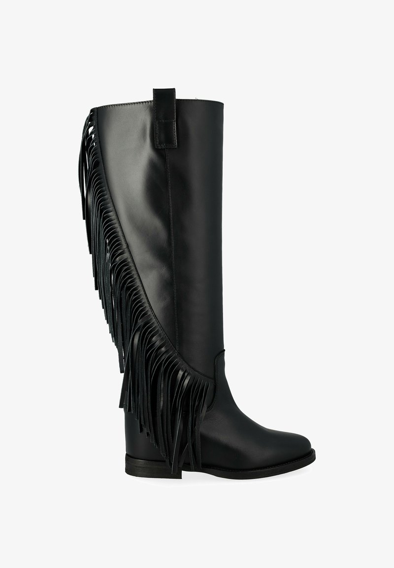 Botte en cuir noir montante, avec une finition lisse, présentant des détails de franges longues sur le côté extérieur et un petit talon empilé.