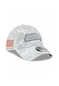 Graue Camouflage-Baseballmütze mit einem erhabenen Seahawks-Logo, einem Aufnäher der amerikanischen Flagge und einem gebogenen Schirm. Hergestellt aus Stoff mit einem strukturierten Design.