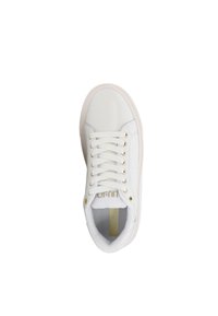 Sneaker in pelle bianca con lacci bianchi, occhielli dorati, colletto imbottito e suola beige chiaro, vista dall'alto su uno sfondo bianco.