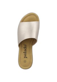 Metallische beige slide sandal met een kruisbanddesign, gevoerde binnenzool en lichte stiksels op de loopzool. Lichtgewicht en minimalistisch.