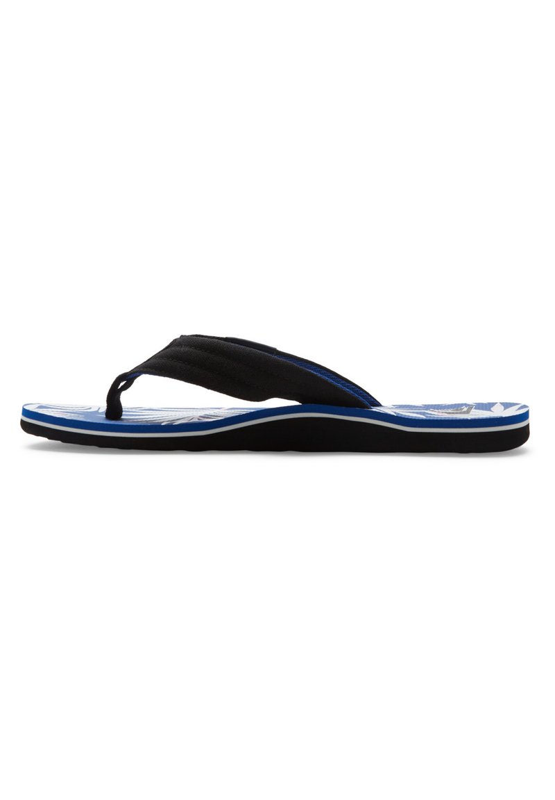 Sort flip-flop med en struktureret rem, blå polstret sål med hvidt blomstermønster og en holdbar sort gummisål.