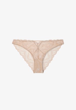Beige Spitzen-Bikini-Unterwäsche für Damen mit gezackten Kanten und zarten Blumenmustern, flach auf weißem Hintergrund dargestellt.