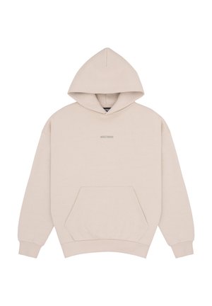 Sweat à capuche beige avec poche kangourou frontale et petit texte de logo centré "WASTBHVR" sur la poitrine.