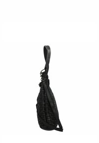 Borsa a spalla in pelle intrecciata nera con silhouette curva, tracolla regolabile e dettagli in metallo argentato. Texture liscia con un motivo di intreccio pronunciato.