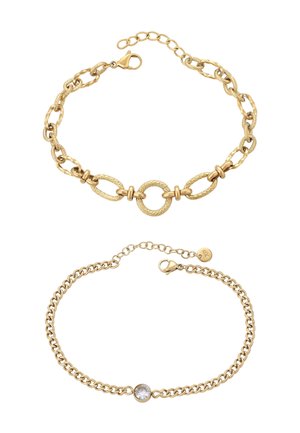 Gouden armbanden met een gestructureerde schakelketeen met een ronde sluiting en een gladde ketting met een heldere steen. Beide zijn elegant van ontwerp.