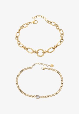 Gouden armbanden met een gestructureerde schakelketeen met een ronde sluiting en een gladde ketting met een heldere steen. Beide zijn elegant van ontwerp.