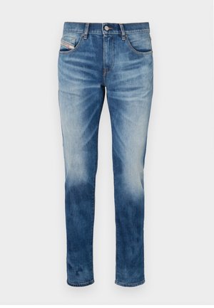 Μπλέ τζιν παντελόνι με ίσια γραμμή, ξεθωριασμένο φινίρισμα, πέντε τσέπες και κλείσιμο με μεταλλικό κουμπί. Μαλακή υφή με ελάχιστες λεπτομέρειες.