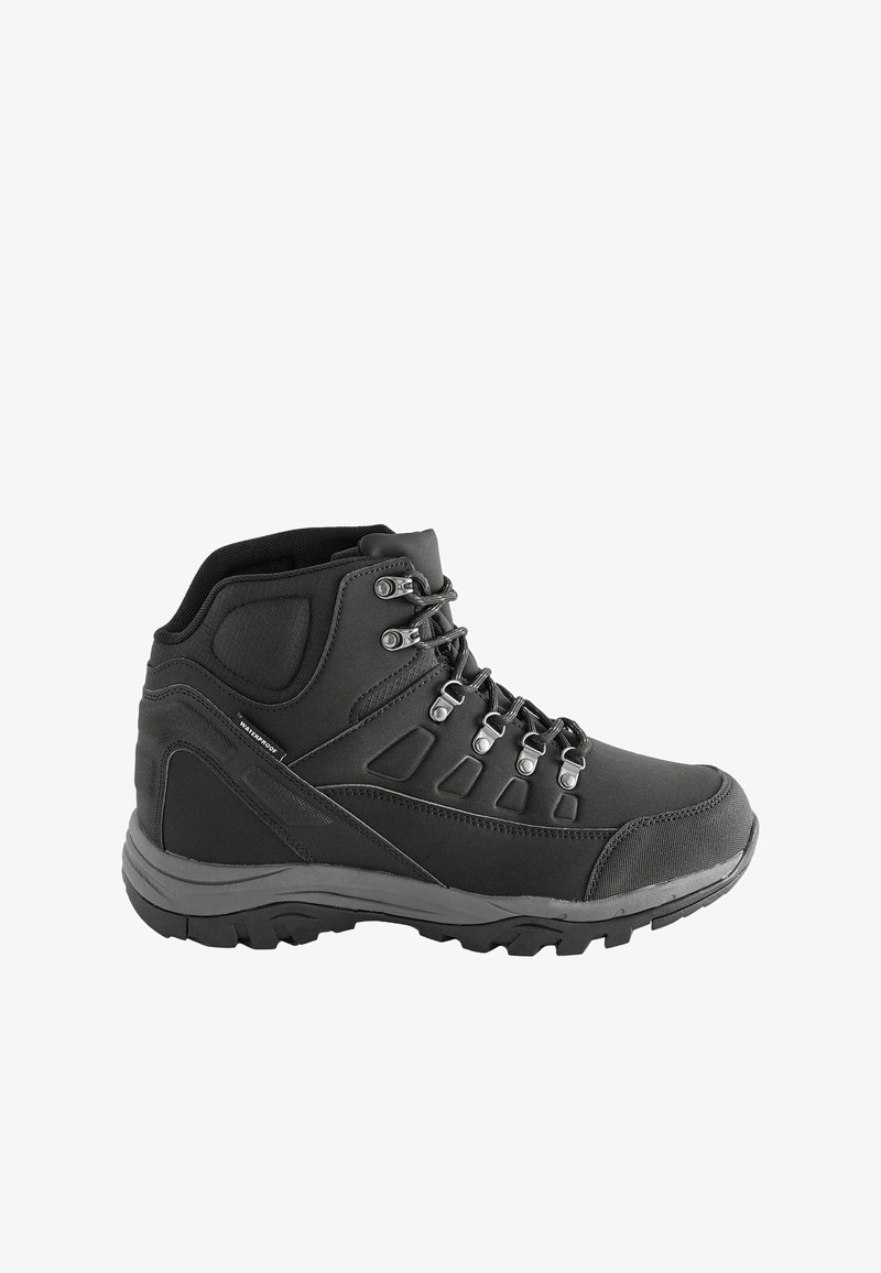 Fekete vízálló túracipő párnázott gallérral, fém fűzőlyukakkal és robusztus talppal a jobb tapadás és támogatás érdekében.