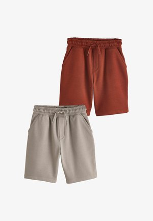 Dve pari kratkih hlač z elastičnim pasom in vrvico za zategovanje, en par v rjavo-rdeči in en par v bež barvi, obe s stranskimi žepi, na belem ozadju.